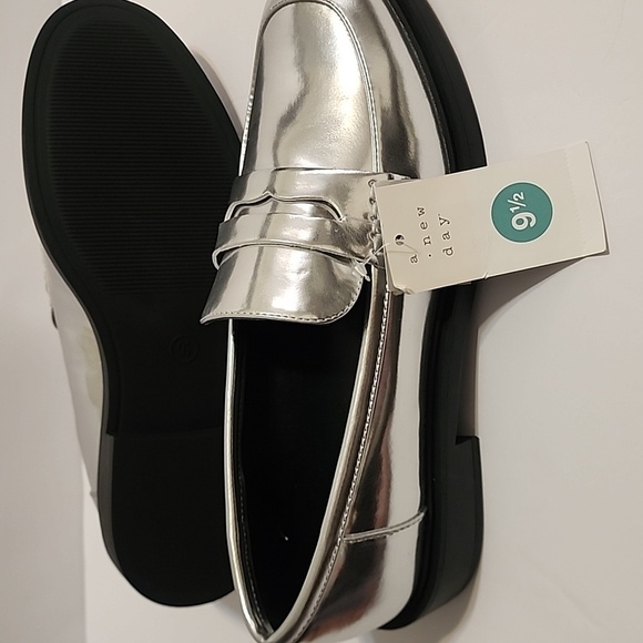A New Day Silver Loafers Women’s 9.5 – Memory Foam, New with Tags - Picture 7 of 8